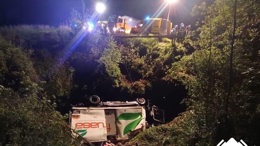 Herido un conductor al caer con su camión por un desnivel de diez metros a un arroyo en Tineo (Asturias)