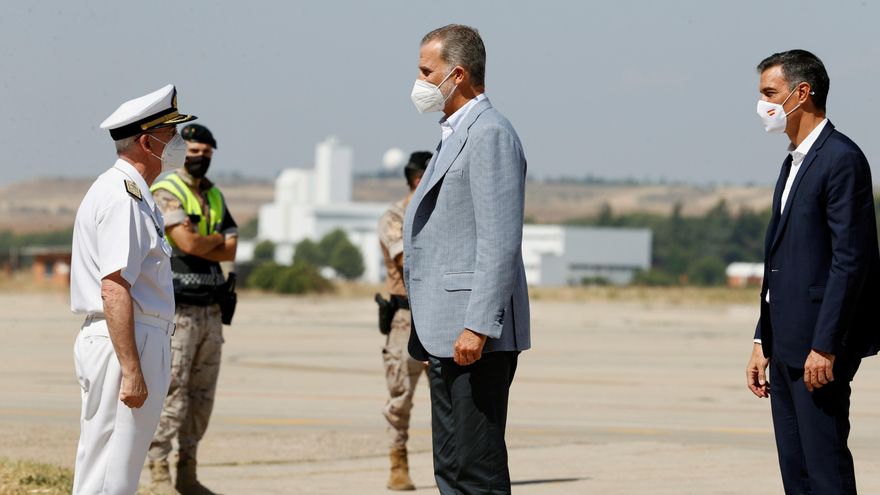 Sánchez y el rey visitan el campamento de acogida de Torrejón de Ardoz