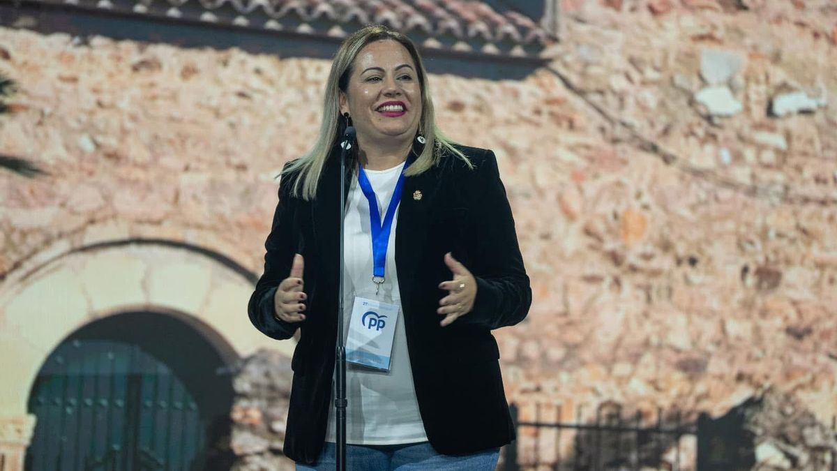 La alcaldesa de Casar de Cáceres en un acto del PP