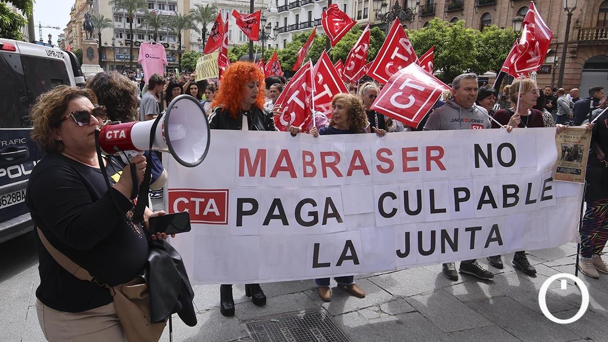 Huelga de estudiantes de institutos por la situación con las limpiadoras de Mabraser