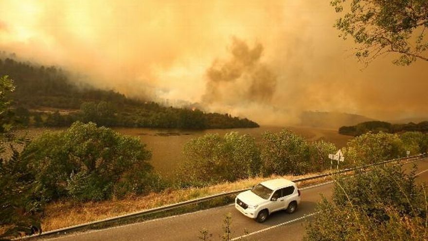 Incendio entre las localidades limítrofes de Castilla y León de Puente Domingo Flórez, y de Galicia de San Xusto de Carballeda. // César Sánchez / ICAL