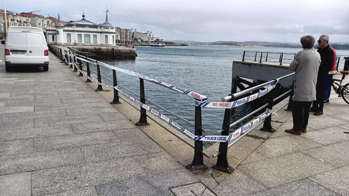 Tramo con barandillas señalizadas con cintas en el paseo marítimo de Santander, junto al Palacete del Embarcadero.