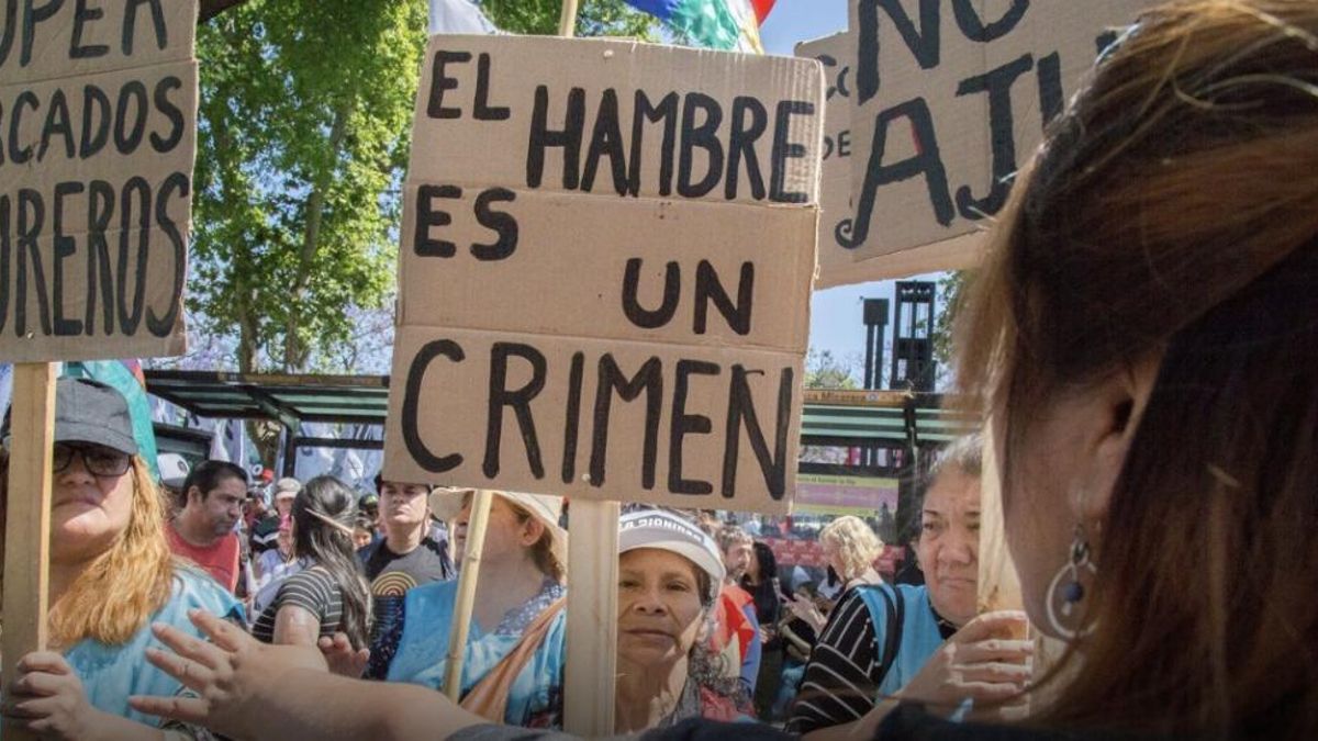 Organizaciones populares marchan a Capital Humano en reclamo de más ayuda social