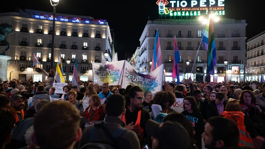 El colectivo LGTBI clama en la calle contra los recortes de derechos en Madrid: "Esta era la libertad de Ayuso"