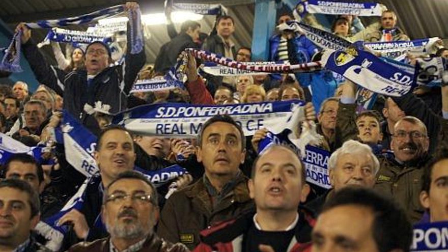 Afición de la Deportiva Ponferradina en El Toralín.