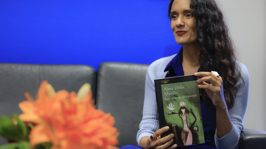 Novelista mexicana Alma Delia Murillo: "Escribo con mucha rabia, con muchas emociones"