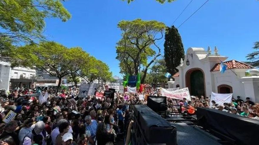 La motosierra de Javier Milei, el trasfondo de "idiotas", "débiles mentales" e "imbéciles"