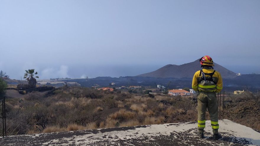 La incertidumbre laboral de los bomberos forestales que dan el callo en el volcán de La Palma