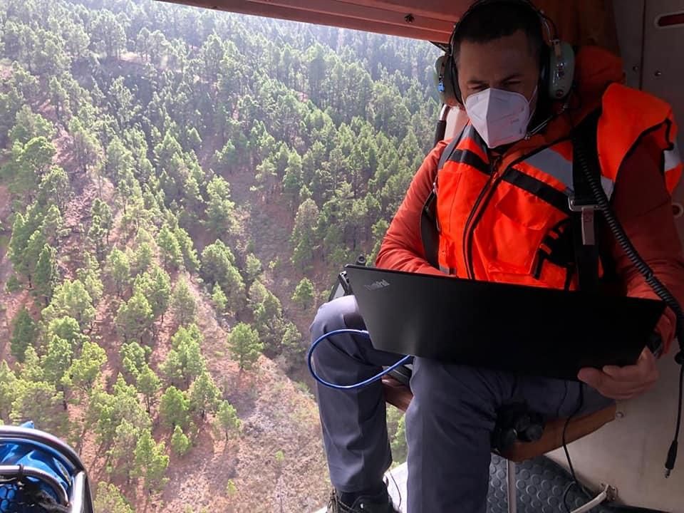 quipo del Involcan realiza desde el helicóptero del GES con base en La Palma "termografía con cámara en posición fija y móvil".