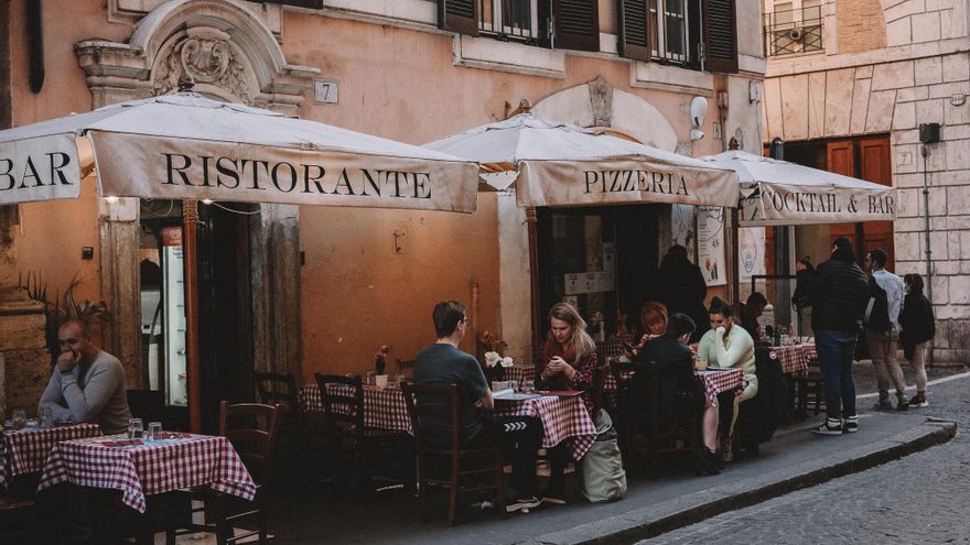 Guía de las malas prácticas hosteleras: abusos que debes vigilar en bares y restaurantes estas vacaciones