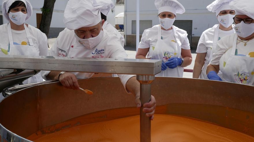 Cañete de las Torres elabora el salmorejo más grande del mundo
