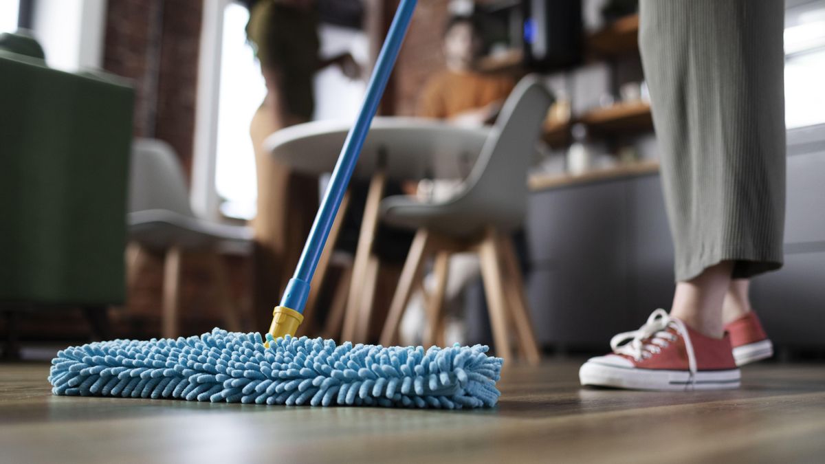 ¿Trapo, mopa o microfibra? Qué material debes usar según la superficie que quieras limpiar