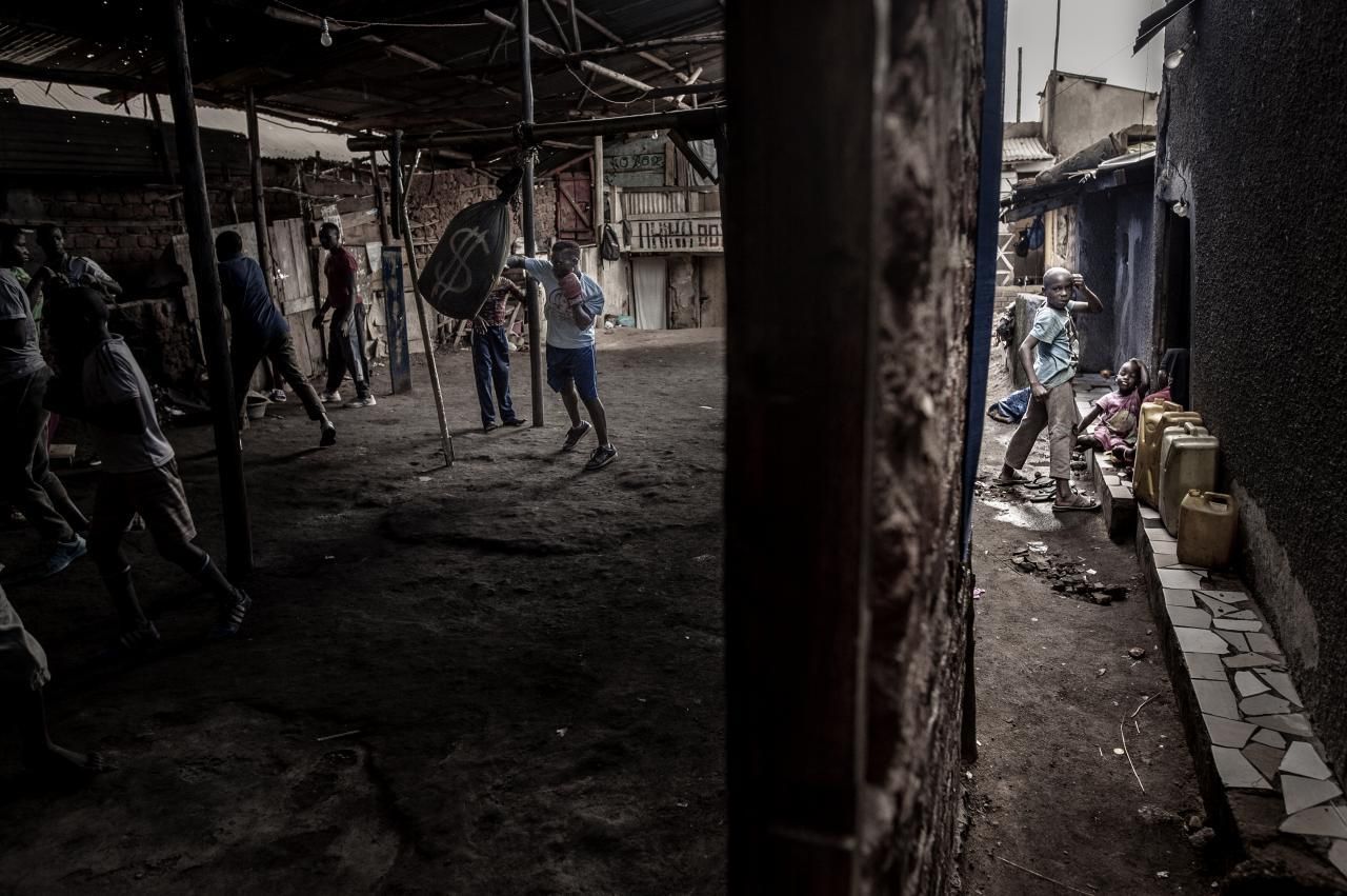 © John T. Pedersen. 'Boxing in Katanga', ganadora del primer premio en la categoría 'Deportes'.  Moreen Ajambo (30) entrena en el club de boxeo Rhino en Katanga, un gran asentamiento de tugurios en Kampala (Uganda)