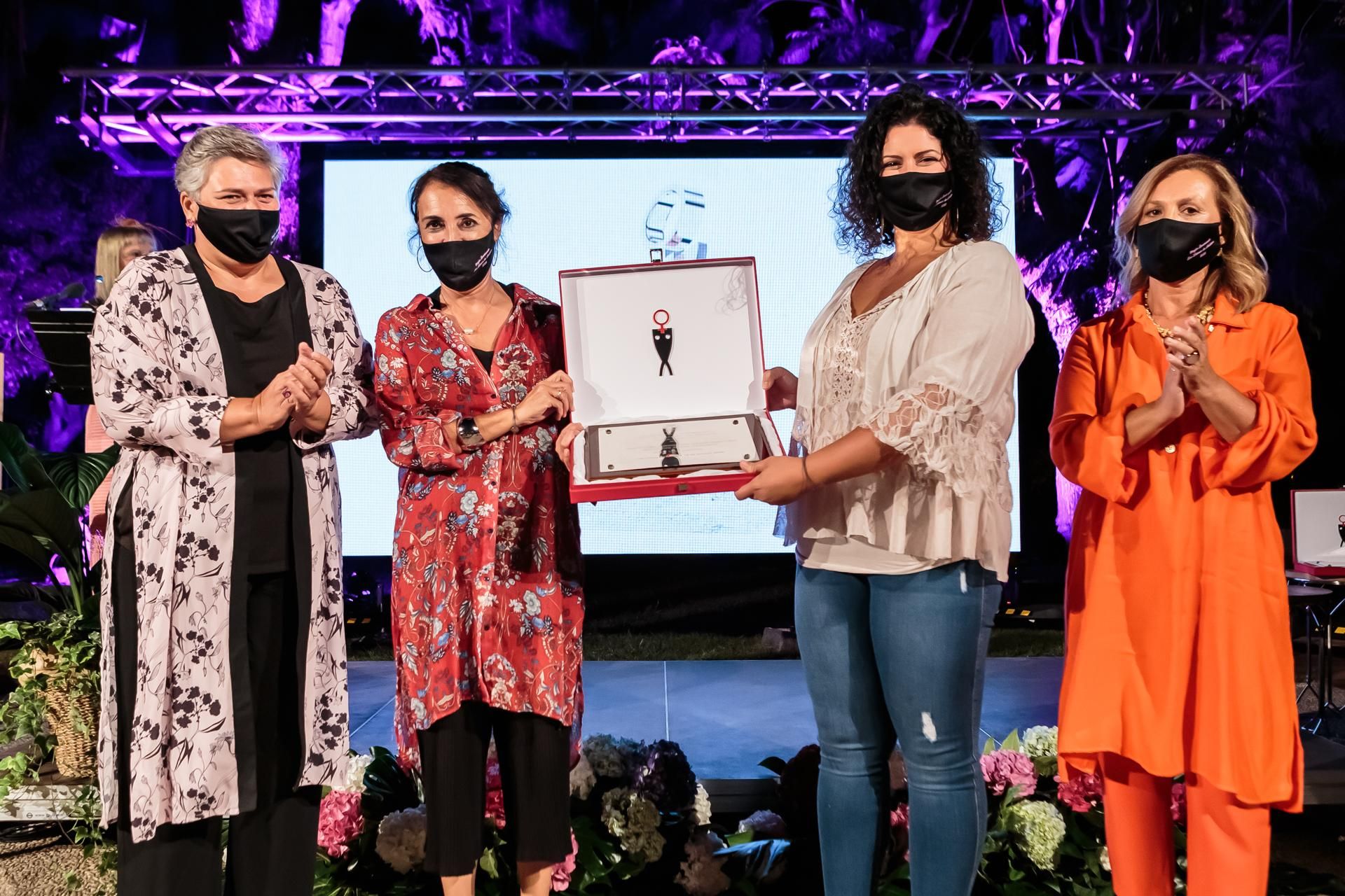 Entrega de una distinción honorífica al CEIP La Laguna.