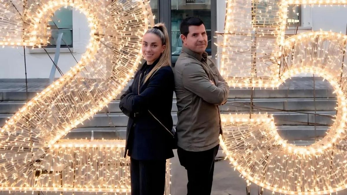 Athenea del Castillo y Adrián Fernández, presentadores de las Campanadas 2025 2026 de Cantabria Televisión