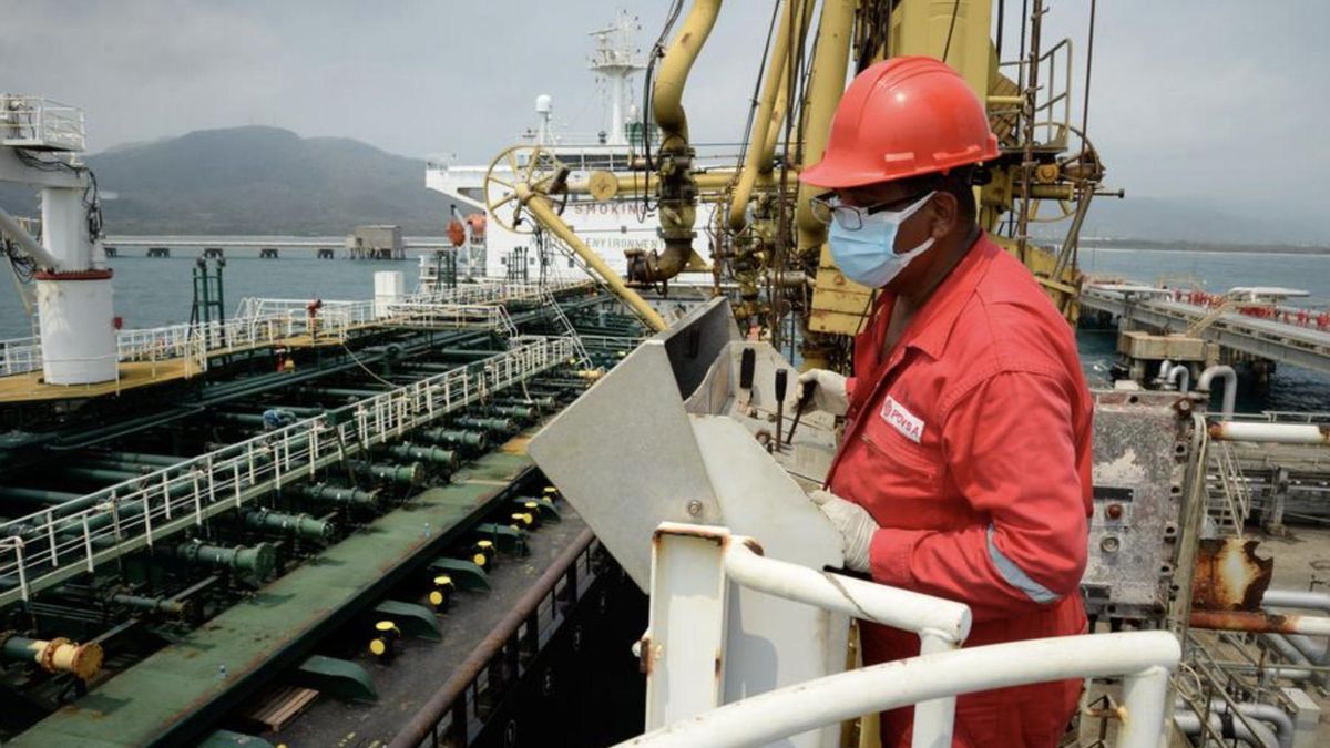 Un trabajador de Petróleos de Venezuela operando una maquinaria frente al buque petrolero Fortune, atracado en la Refinería El Palito, estado Carabobo.