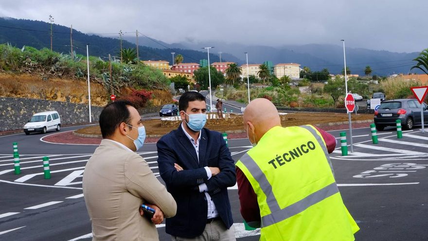 el vicepresidente del Cabildo, Borja Perdomo (c), y el alcalde de Breña Alta, Jonathan Felipe, en la rotonda del Cruce del Molino.