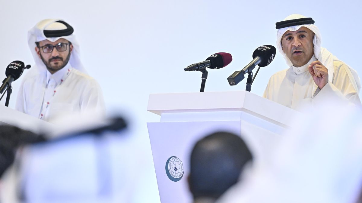 El portavoz del ministerio de Exteriores de Qatar, Majed Al Ansari (i) y el secretario general del Consejo de Cooperación del Golfo, Jassim Al Budaiwi, en una comparecencia en septiembre de 2025.