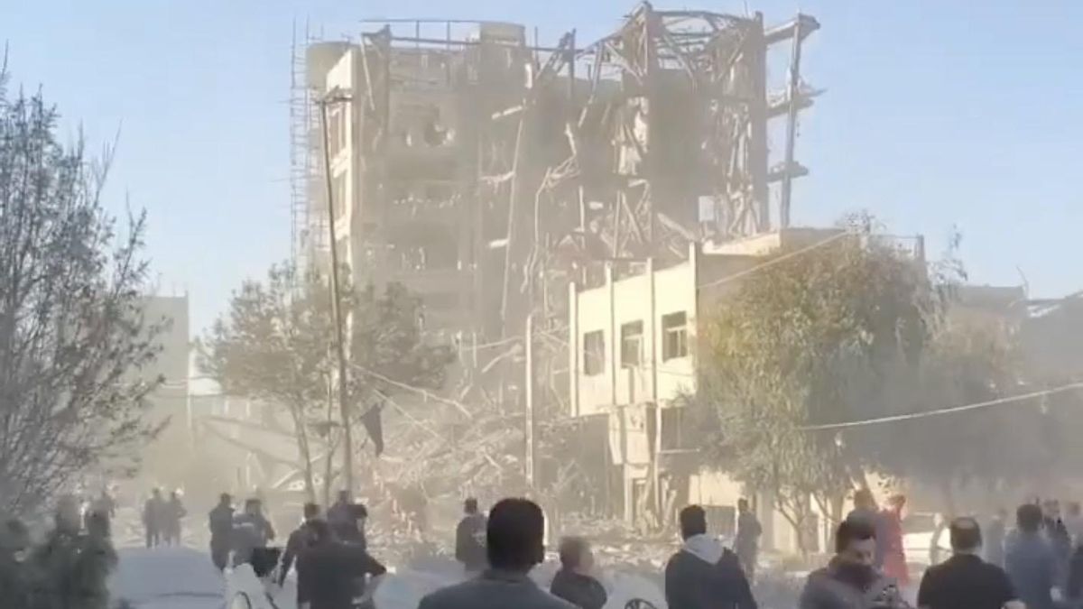 Captura del vídeo que graba el momento en que los misiles destruyen el edificio de la asamblea iraní