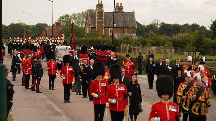 El coche fúnebre de Estado que transporta el féretro de la reina Isabel II recorre Albert Road. Windsor, en su viaje hasta la capilla de San Jorge en el Castillo de Windsor.