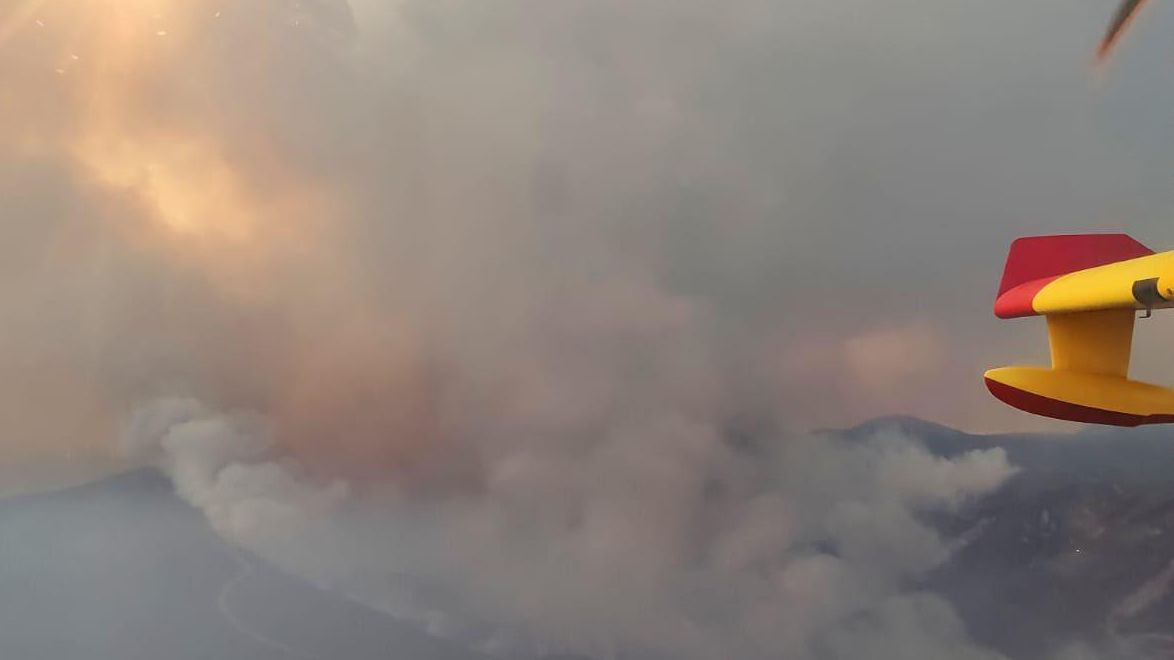 El incendio se complica debido a las cambiantes condiciones meteorológicas y la compleja orografía.