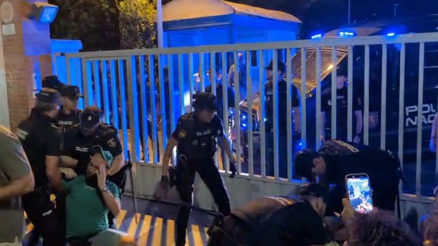 Desalojo policial de profesores del acceso a la conselleria de Educación.