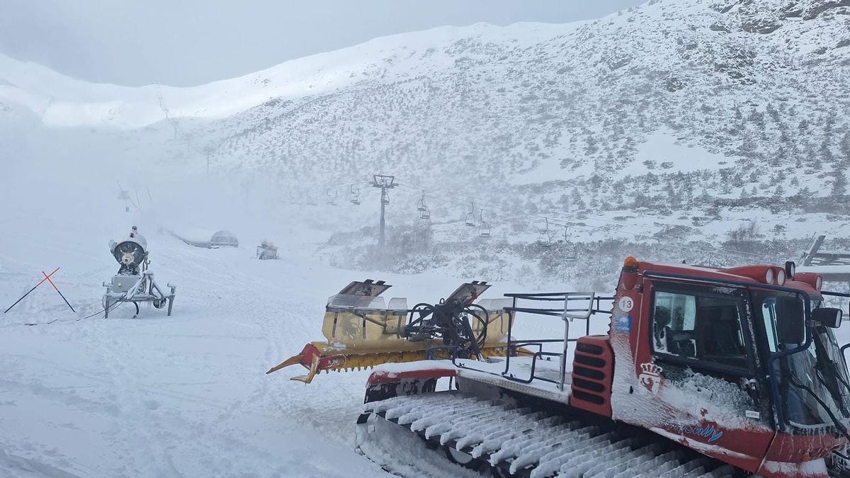 Trabajo intenso en la estación de esquí de San Isidro para abrir en la campaña de Navidad si la nieve lo permite