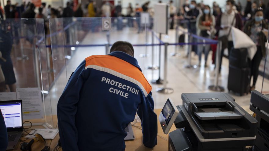 Un miembro de Protección Civil en el control de pasajeros del aeropuerto de Roissy, cerca de París. EFE/EPA/IAN LANGSDON / Archivo