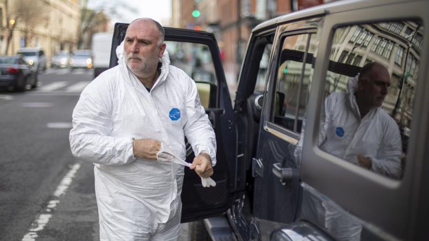 El famoso chef José Andrés repartiendo comida a los bomberos y las personas sin hogar en Washington, DC, EE. UU. durante el coronavirus, el pasado 19 de marzo de 2020.