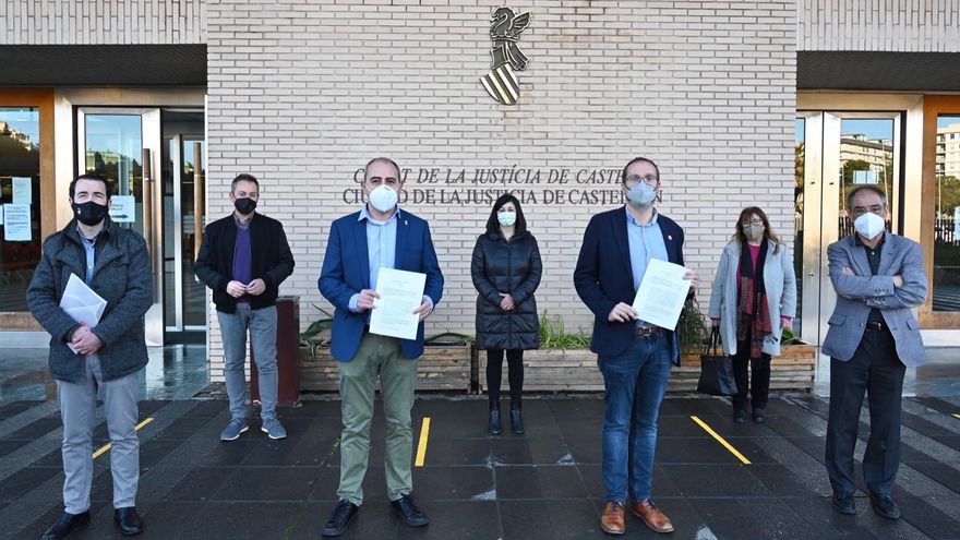 Los socialistas de Castelló tras presentar el escrito en el juzgado que investiga a Carlos Fabra.