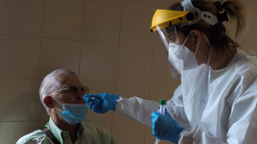 Una enfermera realiza de una prueba PCR en el Complejo Hospitalario Universitario de Ourense (CHUO). EFE/Brais Lorenzo/Archivo
