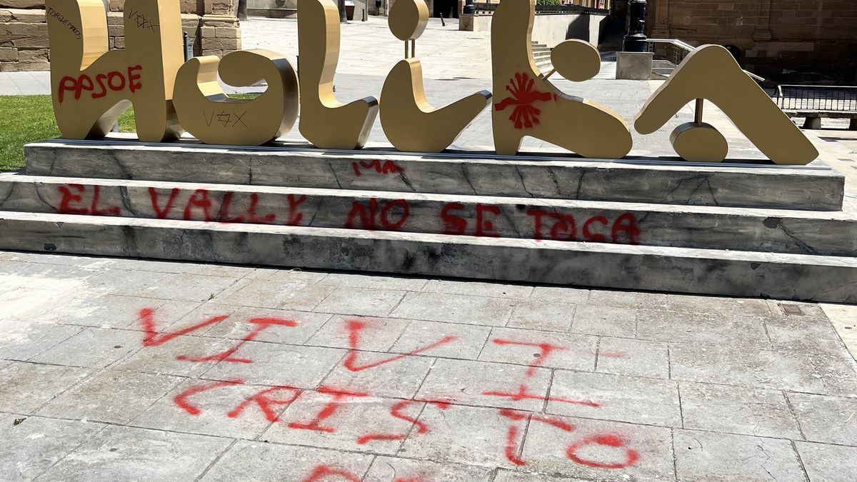 Vandalizan con pintadas franquistas las icónicas letras del Festival Holika de Calahorra