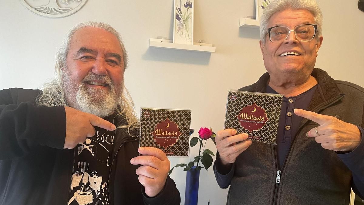 Randy López y Miguel Galán, junto al disco.