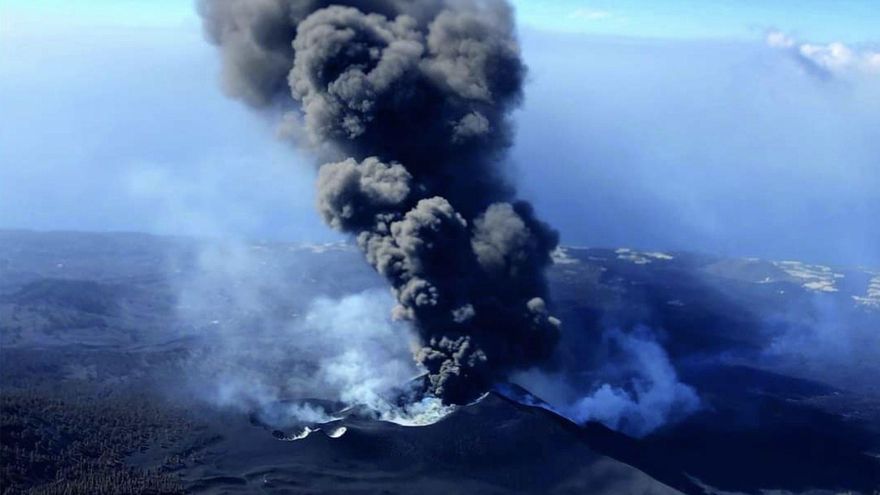 El mayor aporte de lava sigue centrándose en  el Callejón de la Gata con dirección al norte de la montaña de Todoque
