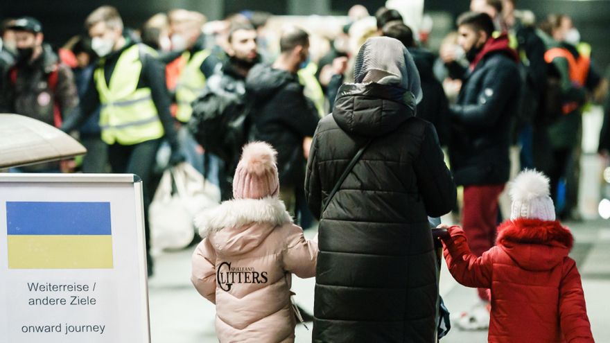 Un madre ucraniana a su llegada con sus hijos a la estación central de Berlín, el pasado mes de marzo. EFE/EPA/CLEMENS BILAN