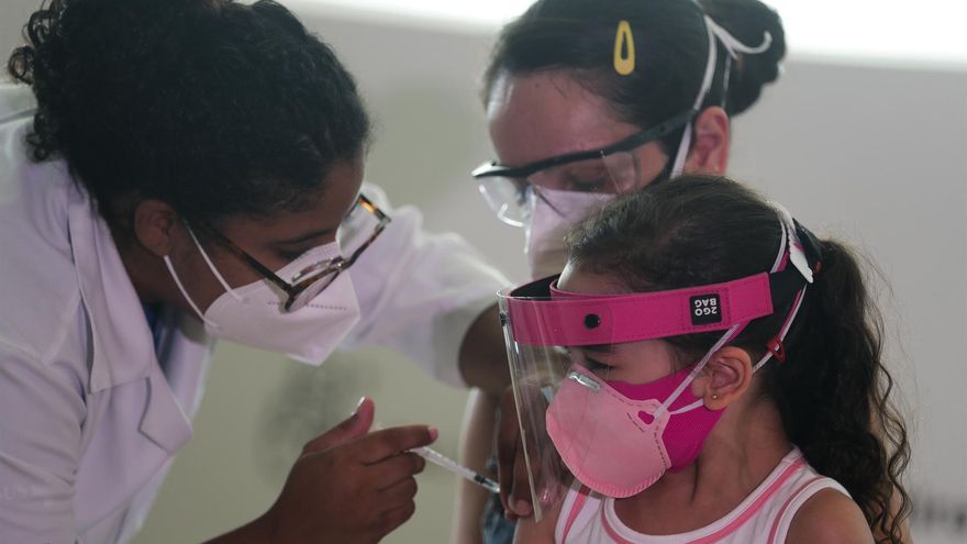 Una niña recibe una vacuna contra la covid-19 hoy, en el Museo del Mañana, en Río de Janeiro (Brasil).