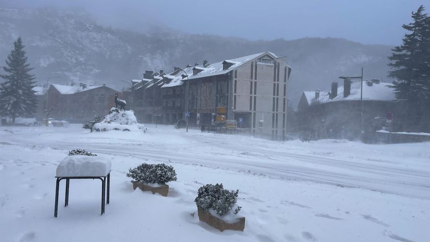 La nieve y las fuertes rachas de viento complican la circulación en el Pirineo aragonés, que sigue en riesgo extremo