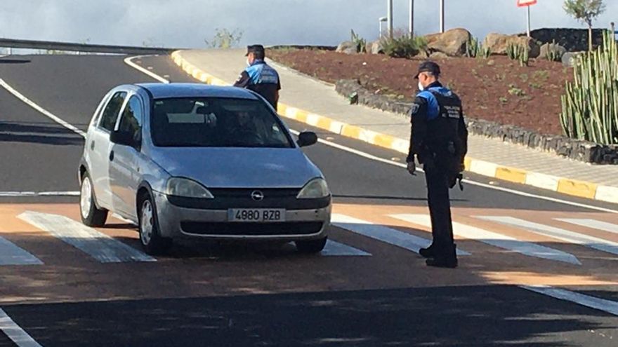 Los agantes realizaban un control preventivo por la Covid-19 en la zona de Las Caletillas.