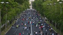 Multitud de personas pasean y hacen ejercicio por el Paseo de la Castellana, en Madrid.