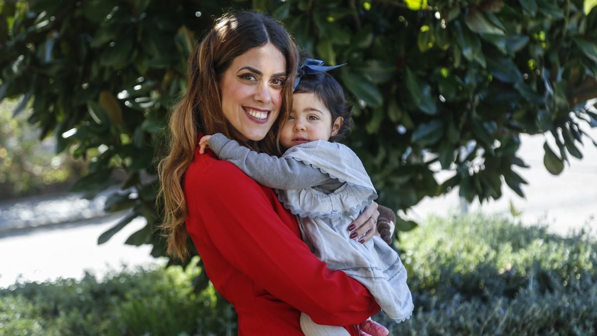 Laura y Laura, en la puerta del Hospital Reina Sofía