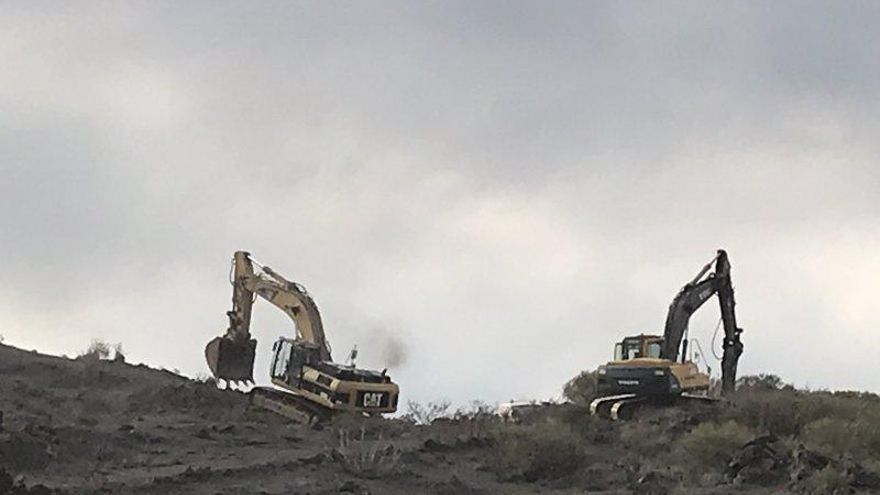 Dos palas preparan el terreno este martes en La Palma.