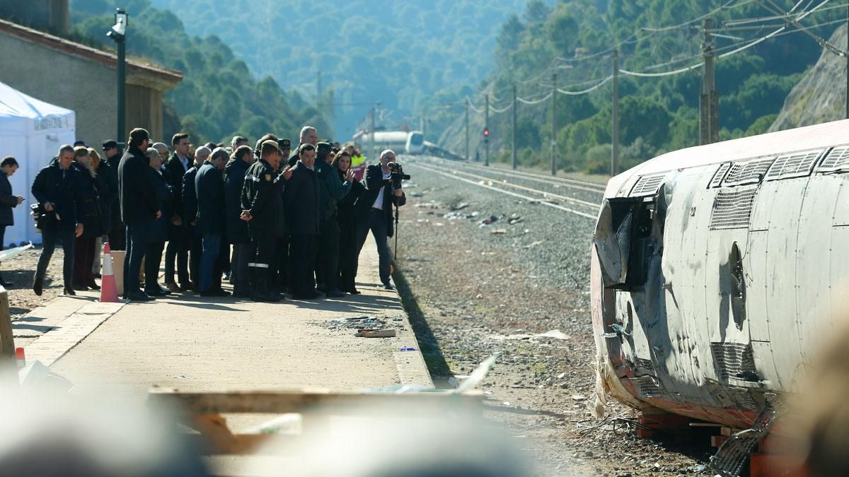 Los Reyes Felipe VI y Letizia en la zona 0 del accidente de trenes en Adamuz