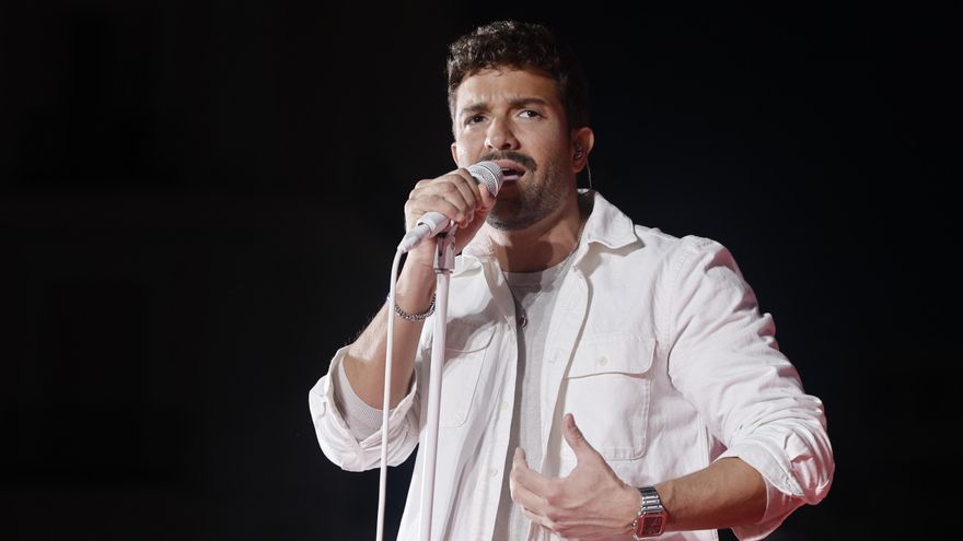 Pablo Alborán estrena su 'KM 0' en un abarrotado kilómetro 0 de Madrid