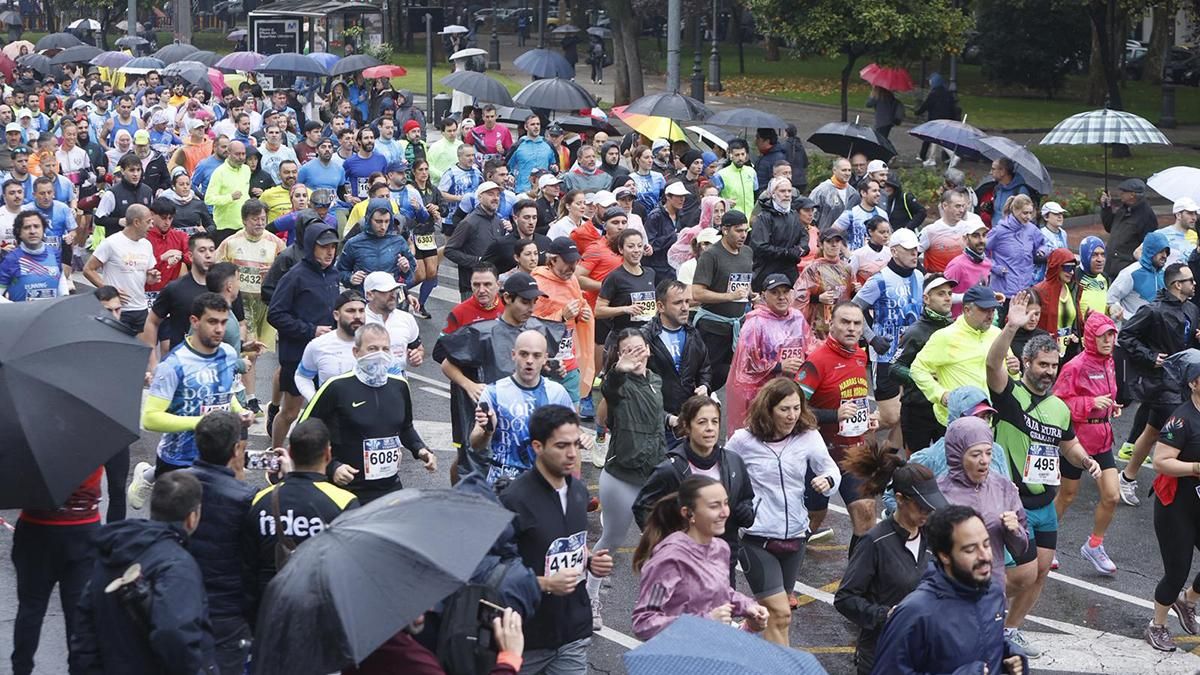 La salida de la Media Maratón de Córdoba bajo la lluvia, en imágenes