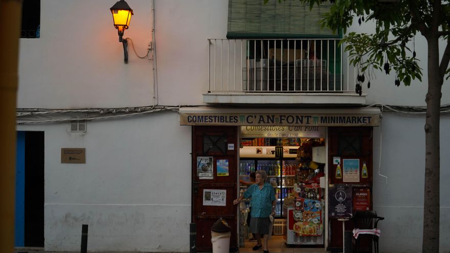 El barrio fantasma de Ibiza al que el turismo deja sin comercios en invierno: "Nos hemos vuelto locos con el dinero"