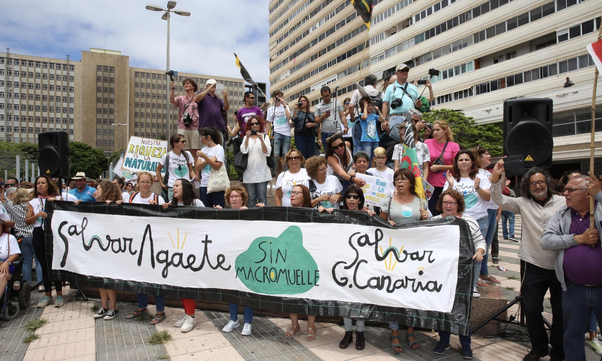 Colectivo 'Agaete sin macromuelle' en la manifestación de este sábado.