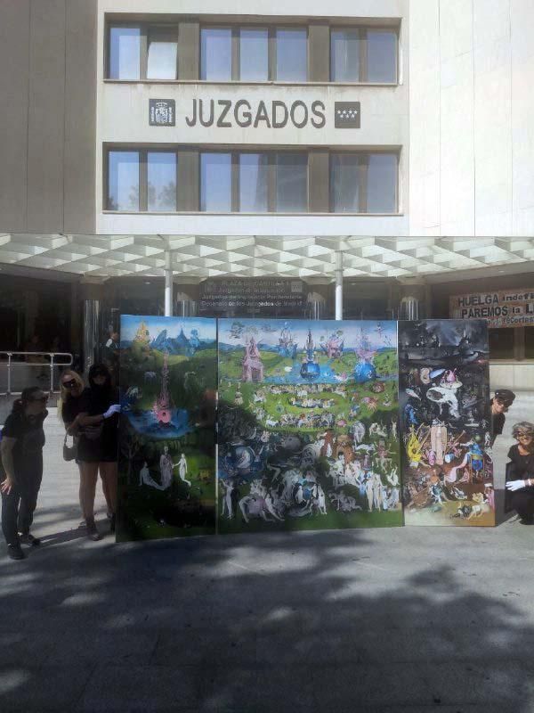 A la puerta de los juzgados