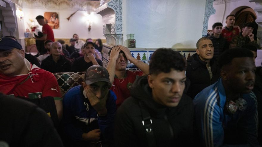 Aficionados marroquíes en un momento del partido de la semifinal del Mundial de Qatar contra Francia.