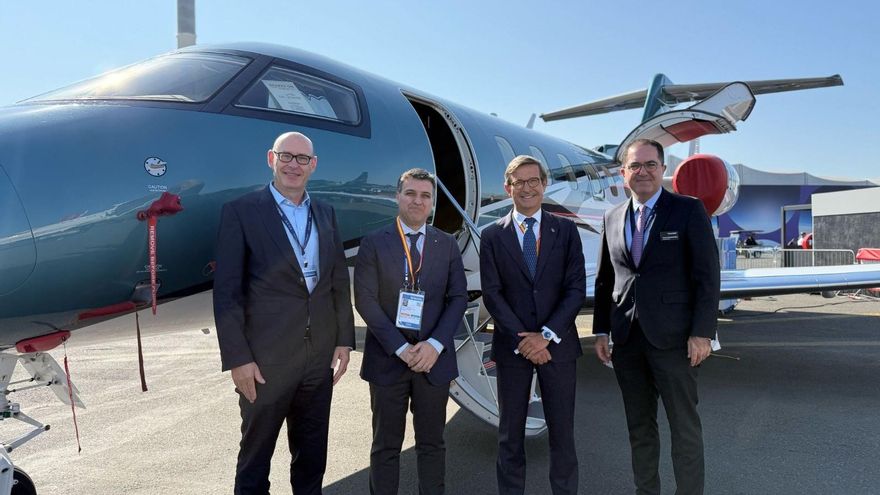Imagen del consejero de Industria, Energía y Minas, Jorge Paradela, con responsables de Pilatus en la última edición del Salón Internacional de la Aeronáutica y el Espacio de París-Le Bourget.