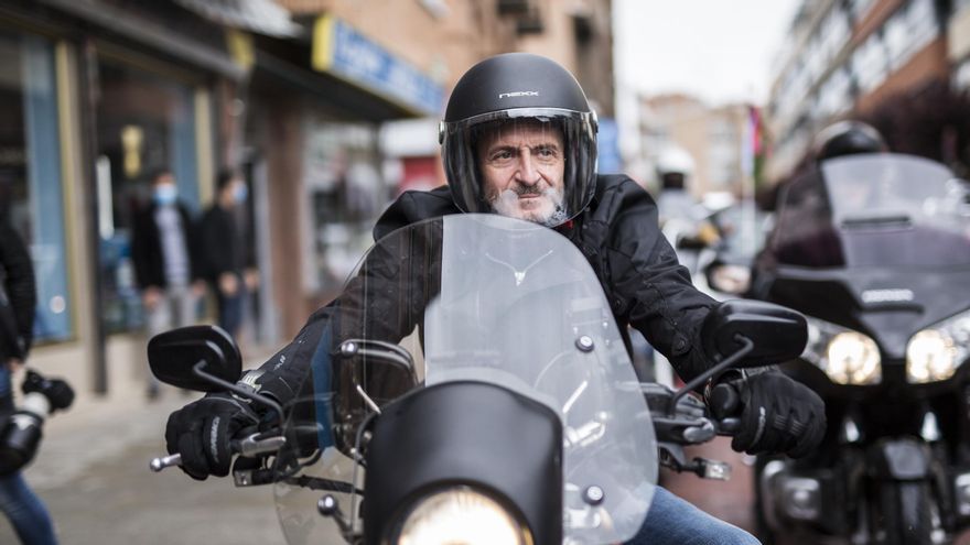 El candidato de Ciudadanos (Cs) a la presidencia de la Comunidad de Madrid, Edmundo Bal, a su llegada a una concentración motera, a 29 de abril de 2021, en la Plaza de España de San Fernando de Henares.